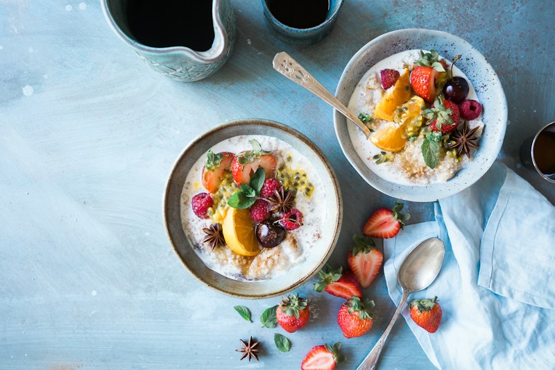 Deux bols de petit-déjeuner équilibré aux fruits de saison