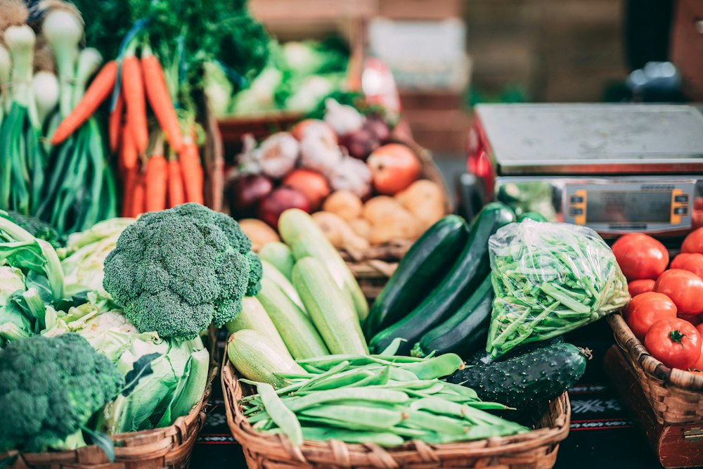 Étal de fruits et légumes de saison sur un marché français