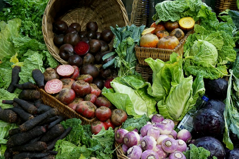 Panier d'osier rempli de légumes frais de saison