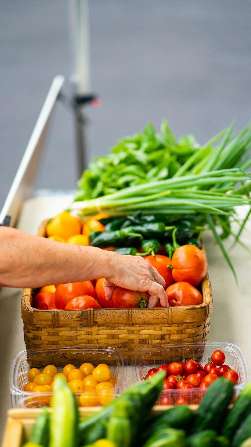 Corbeille de légumes du marché récoltés en saison